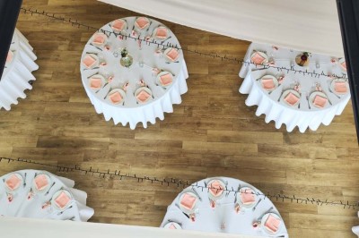 Miniature Location salle Sylvains-les-Moulins (Eure) - Domaine de Coulonge #18 Salle de réception décorée avec des tables rondes, nappes blanches, chaises blanches et centres de table fleuris.