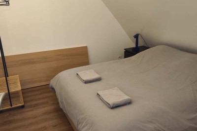 Miniature Location salle Sylvains-les-Moulins (Eure) - Domaine de Coulonge #45 Salle de réception décorée avec des tables rondes, nappes blanches, chaises blanches et centres de table fleuris.