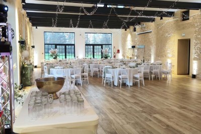 Miniature Location salle Sylvains-les-Moulins (Eure) - Domaine de Coulonge #5 Salle de réception décorée avec des tables rondes, nappes blanches, chaises blanches et centres de table fleuris.