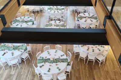 Miniature Location salle Sylvains-les-Moulins (Eure) - Domaine de Coulonge #19 Salle de réception décorée avec des tables rondes, nappes blanches, chaises blanches et centres de table fleuris.