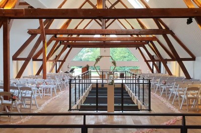 Miniature Location salle Sylvains-les-Moulins (Eure) - Domaine de Coulonge #24 Salle de réception décorée avec des tables rondes, nappes blanches, chaises blanches et centres de table fleuris.