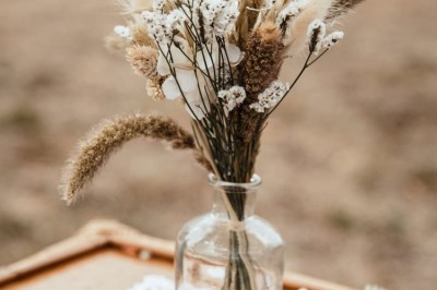 Miniature Location salle Sylvains-les-Moulins (Eure) - Domaine de Coulonge #35 Salle de réception décorée avec des tables rondes, nappes blanches, chaises blanches et centres de table fleuris.