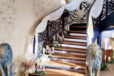 Miniature Location salle Sylvains-les-Moulins (Eure) - Domaine de Coulonge #17 Salle de réception décorée avec des tables rondes, nappes blanches, chaises blanches et centres de table fleuris.