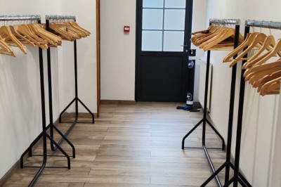 Miniature Location salle Sylvains-les-Moulins (Eure) - Domaine de Coulonge #55 Salle de réception décorée avec des tables rondes, nappes blanches, chaises blanches et centres de table fleuris.