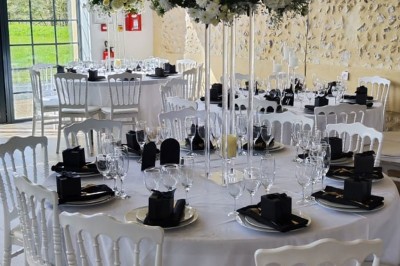 Miniature Location salle Sylvains-les-Moulins (Eure) - Domaine de Coulonge #58 Salle de réception décorée avec des tables rondes, nappes blanches, chaises blanches et centres de table fleuris.