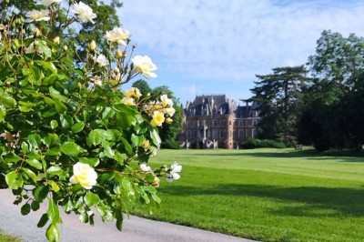 Miniature Location salle Sylvains-les-Moulins (Eure) - Domaine de Coulonge #2 Salle de réception décorée avec des tables rondes, nappes blanches, chaises blanches et centres de table fleuris.