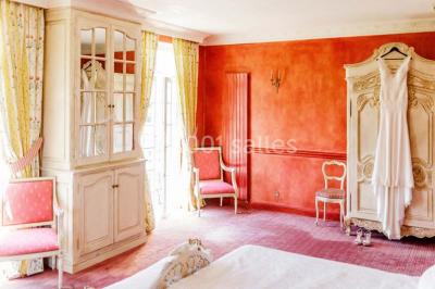 Miniature Location salle Lançon-Provence (Bouches-du-Rhône) - La Bastide d'Astres #20 Vue d'une terrasse avec parasols et piscine, encadrée par des haies sombres et un ciel dégagé en arrière-plan.