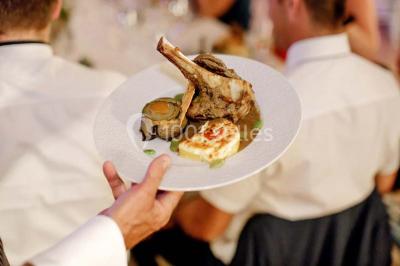 Miniature Location salle Lançon-Provence (Bouches-du-Rhône) - La Bastide d'Astres #8 Vue d'une terrasse avec parasols et piscine, encadrée par des haies sombres et un ciel dégagé en arrière-plan.