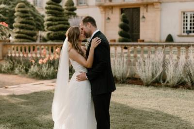 Miniature Location salle Lançon-Provence (Bouches-du-Rhône) - La Bastide d'Astres #13 Vue d'une terrasse avec parasols et piscine, encadrée par des haies sombres et un ciel dégagé en arrière-plan.
