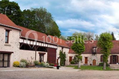 Stand en bois avec des boissons, verres et décorations tropicales, sous une pancarte ’Bar à cocktail’.