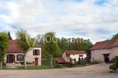 Stand en bois avec des boissons, verres et décorations tropicales, sous une pancarte ’Bar à cocktail’.