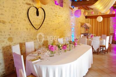 Stand en bois avec des boissons, verres et décorations tropicales, sous une pancarte ’Bar à cocktail’.