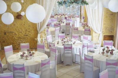 Stand en bois avec des boissons, verres et décorations tropicales, sous une pancarte ’Bar à cocktail’.