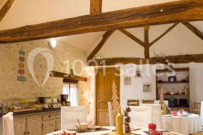Stand en bois avec des boissons, verres et décorations tropicales, sous une pancarte ’Bar à cocktail’.