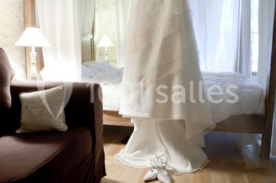 Stand en bois avec des boissons, verres et décorations tropicales, sous une pancarte ’Bar à cocktail’.