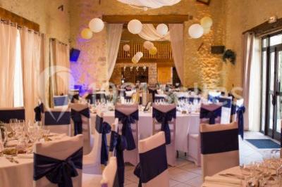 Stand en bois avec des boissons, verres et décorations tropicales, sous une pancarte ’Bar à cocktail’.