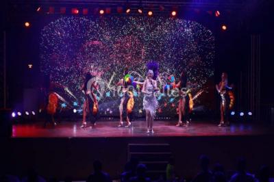Miniature Location salle Le Barcarès (Pyrénées-Orientales) - Nai'a Village #15 Terrasse en bois avec pergola, mobilier de jardin et façade vitrée donnant sur un espace intérieur moderne.