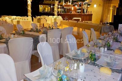 Miniature Location salle Le Barcarès (Pyrénées-Orientales) - Nai'a Village #1 Terrasse en bois avec pergola, mobilier de jardin et façade vitrée donnant sur un espace intérieur moderne.