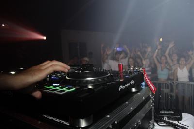 Miniature Location salle Le Barcarès (Pyrénées-Orientales) - Nai'a Village #16 Terrasse en bois avec pergola, mobilier de jardin et façade vitrée donnant sur un espace intérieur moderne.