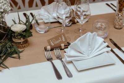 Miniature Location salle Le Barcarès (Pyrénées-Orientales) - Nai'a Village #3 Terrasse en bois avec pergola, mobilier de jardin et façade vitrée donnant sur un espace intérieur moderne.