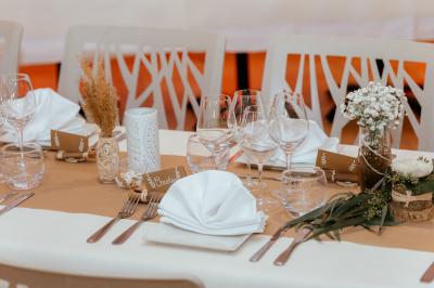 Miniature Location salle Le Barcarès (Pyrénées-Orientales) - Nai'a Village #5 Terrasse en bois avec pergola, mobilier de jardin et façade vitrée donnant sur un espace intérieur moderne.