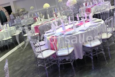 Miniature Location salle Sartrouville (Yvelines) - Salle Neila #29 Cuillères transparentes disposées en cercle sur une assiette noire, remplies de semoule garnie de légumes et herbes.