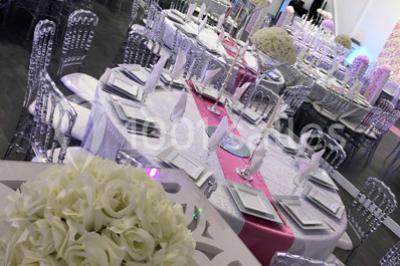 Miniature Location salle Sartrouville (Yvelines) - Salle Neila #26 Cuillères transparentes disposées en cercle sur une assiette noire, remplies de semoule garnie de légumes et herbes.