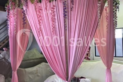 Miniature Location salle Sartrouville (Yvelines) - Salle Neila #17 Cuillères transparentes disposées en cercle sur une assiette noire, remplies de semoule garnie de légumes et herbes.