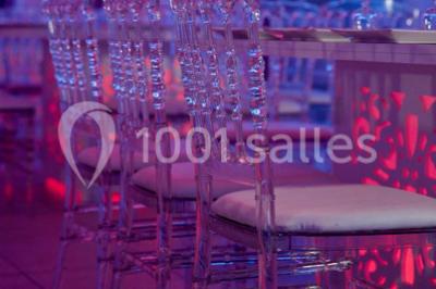 Miniature Location salle Sartrouville (Yvelines) - Salle Neila #21 Cuillères transparentes disposées en cercle sur une assiette noire, remplies de semoule garnie de légumes et herbes.