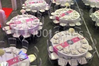 Miniature Location salle Sartrouville (Yvelines) - Salle Neila #16 Cuillères transparentes disposées en cercle sur une assiette noire, remplies de semoule garnie de légumes et herbes.