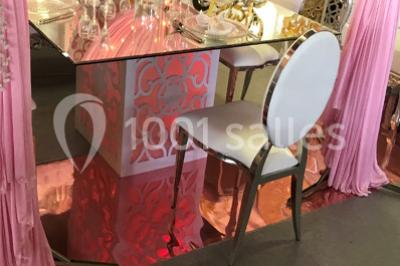 Miniature Location salle Sartrouville (Yvelines) - Salle Neila #18 Cuillères transparentes disposées en cercle sur une assiette noire, remplies de semoule garnie de légumes et herbes.