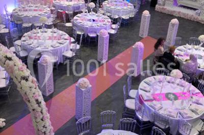Miniature Location salle Sartrouville (Yvelines) - Salle Neila #19 Cuillères transparentes disposées en cercle sur une assiette noire, remplies de semoule garnie de légumes et herbes.