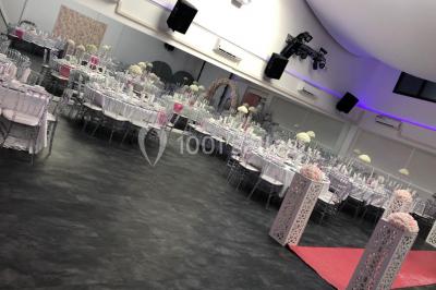 Miniature Location salle Sartrouville (Yvelines) - Salle Neila #15 Cuillères transparentes disposées en cercle sur une assiette noire, remplies de semoule garnie de légumes et herbes.