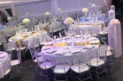 Miniature Location salle Sartrouville (Yvelines) - Salle Neila #25 Cuillères transparentes disposées en cercle sur une assiette noire, remplies de semoule garnie de légumes et herbes.