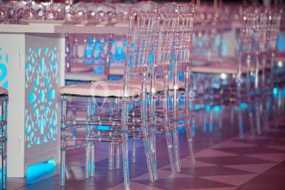 Miniature Location salle Sartrouville (Yvelines) - Salle Neila #22 Cuillères transparentes disposées en cercle sur une assiette noire, remplies de semoule garnie de légumes et herbes.