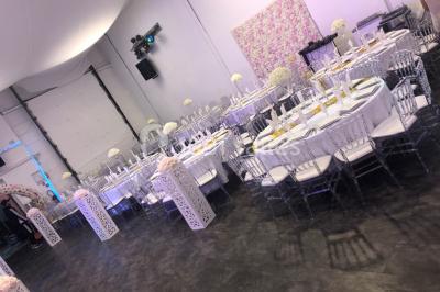 Miniature Location salle Sartrouville (Yvelines) - Salle Neila #24 Cuillères transparentes disposées en cercle sur une assiette noire, remplies de semoule garnie de légumes et herbes.