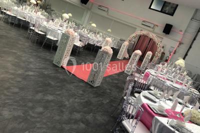 Miniature Location salle Sartrouville (Yvelines) - Salle Neila #13 Cuillères transparentes disposées en cercle sur une assiette noire, remplies de semoule garnie de légumes et herbes.