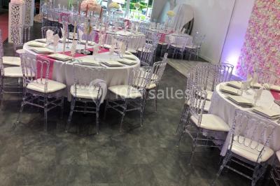 Miniature Location salle Sartrouville (Yvelines) - Salle Neila #28 Cuillères transparentes disposées en cercle sur une assiette noire, remplies de semoule garnie de légumes et herbes.