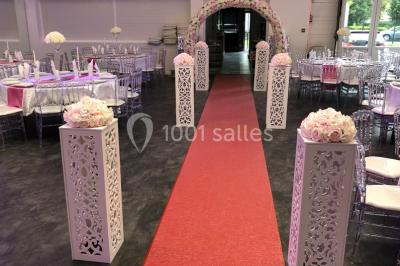 Miniature Location salle Sartrouville (Yvelines) - Salle Neila #14 Cuillères transparentes disposées en cercle sur une assiette noire, remplies de semoule garnie de légumes et herbes.