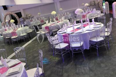 Miniature Location salle Sartrouville (Yvelines) - Salle Neila #27 Cuillères transparentes disposées en cercle sur une assiette noire, remplies de semoule garnie de légumes et herbes.