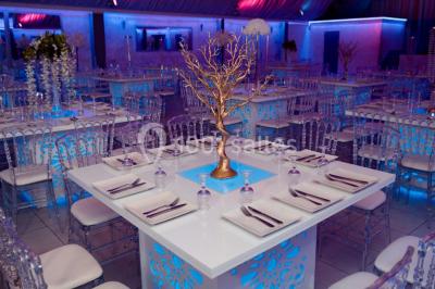 Miniature Location salle Sartrouville (Yvelines) - Salle Neila #20 Cuillères transparentes disposées en cercle sur une assiette noire, remplies de semoule garnie de légumes et herbes.