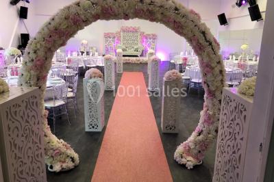 Miniature Location salle Sartrouville (Yvelines) - Salle Neila #33 Cuillères transparentes disposées en cercle sur une assiette noire, remplies de semoule garnie de légumes et herbes.