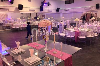 Miniature Location salle Sartrouville (Yvelines) - Salle Neila #23 Cuillères transparentes disposées en cercle sur une assiette noire, remplies de semoule garnie de légumes et herbes.