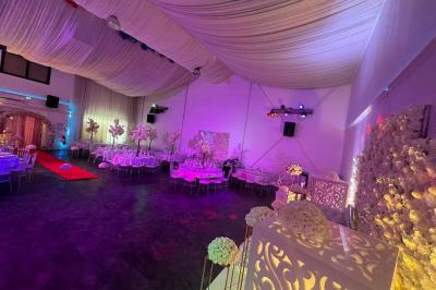 Miniature Location salle Sartrouville (Yvelines) - Salle Neila #9 Cuillères transparentes disposées en cercle sur une assiette noire, remplies de semoule garnie de légumes et herbes.