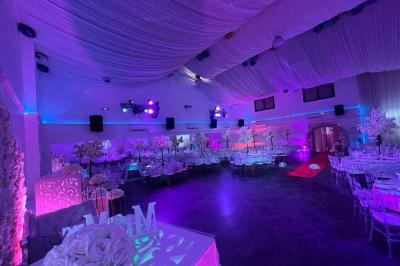 Miniature Location salle Sartrouville (Yvelines) - Salle Neila #2 Cuillères transparentes disposées en cercle sur une assiette noire, remplies de semoule garnie de légumes et herbes.