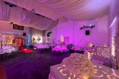 Miniature Location salle Sartrouville (Yvelines) - Salle Neila #10 Cuillères transparentes disposées en cercle sur une assiette noire, remplies de semoule garnie de légumes et herbes.