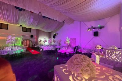 Miniature Location salle Sartrouville (Yvelines) - Salle Neila #8 Cuillères transparentes disposées en cercle sur une assiette noire, remplies de semoule garnie de légumes et herbes.