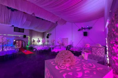 Miniature Location salle Sartrouville (Yvelines) - Salle Neila #5 Cuillères transparentes disposées en cercle sur une assiette noire, remplies de semoule garnie de légumes et herbes.