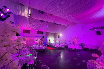 Miniature Location salle Sartrouville (Yvelines) - Salle Neila #11 Cuillères transparentes disposées en cercle sur une assiette noire, remplies de semoule garnie de légumes et herbes.