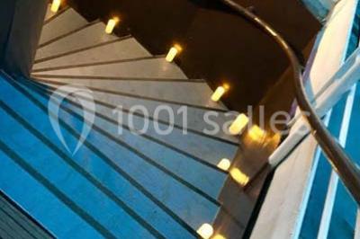 Miniature Location salle Paris 5 (Paris) - La Péniche Notre Dame de Paris #19 Personnes dansant dans une salle faiblement éclairée avec des lumières colorées créant une ambiance festive.